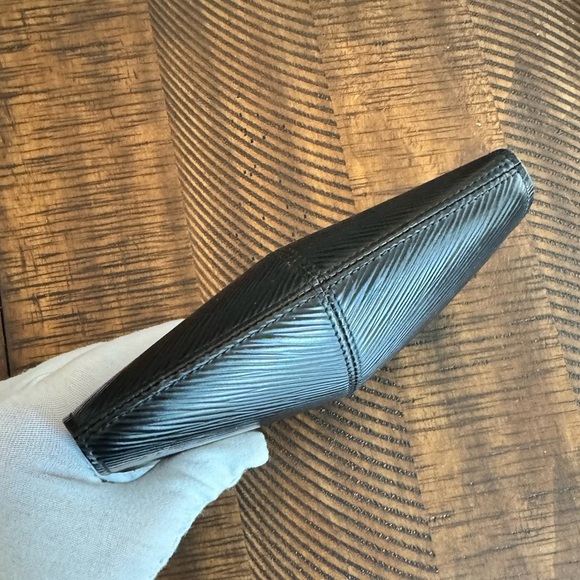 LOUIS VUITTON
Epi Demi Lune Pochette Black - Picture 7 of 17